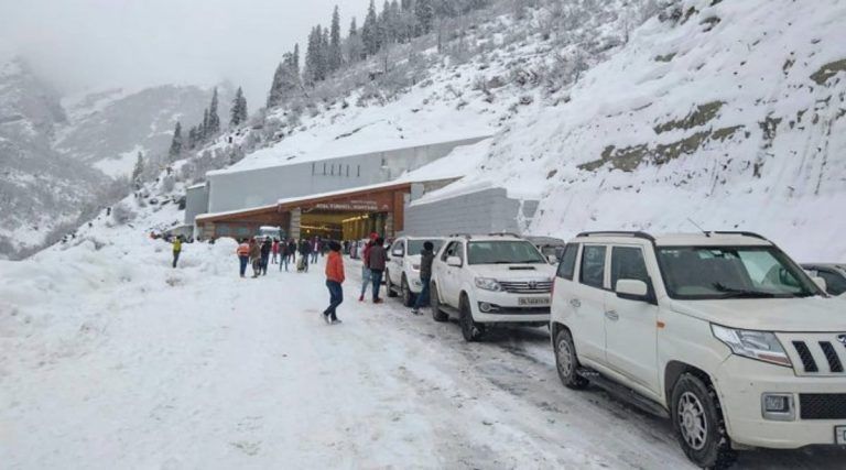 Watch: Heavy Snowfall in High-altitude Areas of North Sikkim Leaves Tourists Stranded